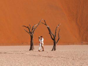 Una pareja en el desierto de Namib