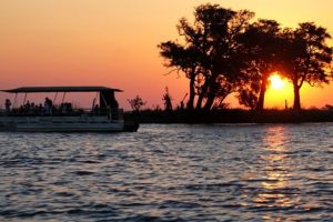 Crucero navegando por el río Zambeze durante el atardecer