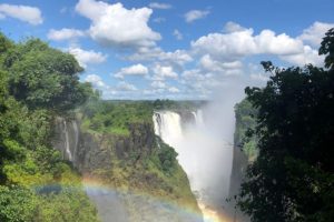 Vista aérea de las Cataratas Victoria durante la temporada de máximo caudal.
