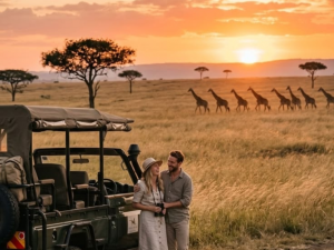pareja observando el amanecer desde un alojamiento con vistas a la sabana.