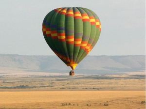 globo aerostático sobre la sabana de Masái Mara al amanecer