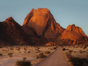  una carretera de grava atravesando el desierto de Namibia